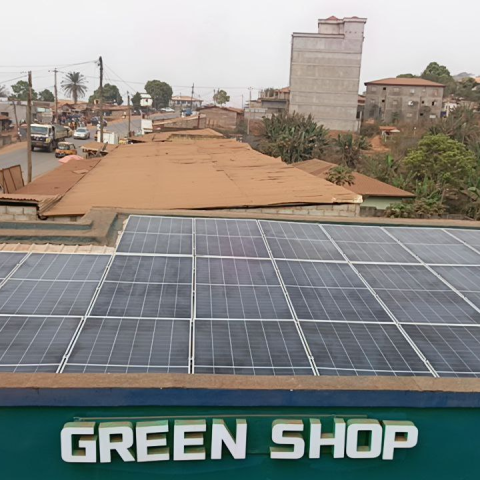 Maintenance d’un système solaire à Nkozoa Yaoundé