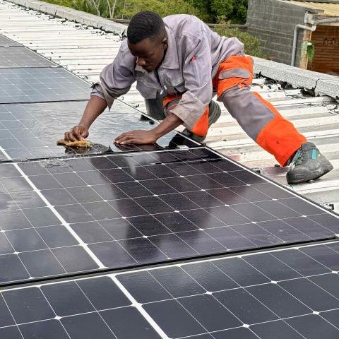 Installation d'une centrale solaire dans une station Green oil au quartier NKOLSOA